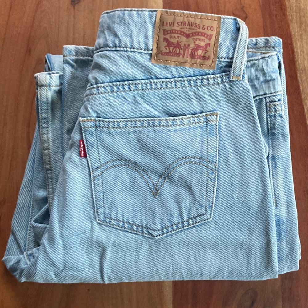 Light wash low rise wide leg Levi’s